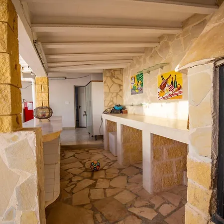Beautiful Open 3 Bed Apartment *