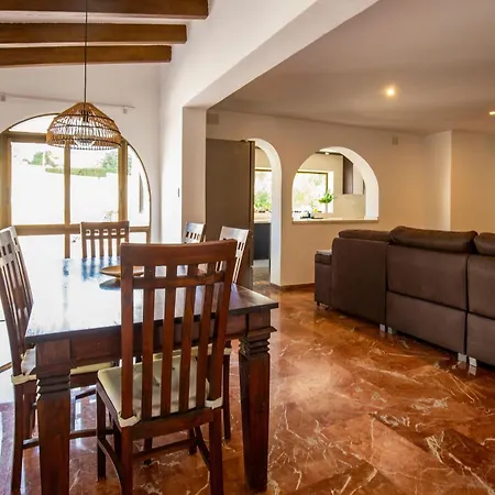 Beautiful Open 3 Bed *