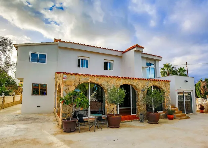 Beautiful Open 3 Bed Apartment