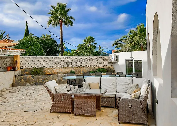 Beautiful Open 3 Bed Apartment *