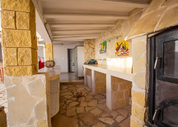 Beautiful Open 3 Bed Apartment *