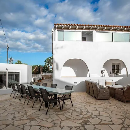 Beautiful Open 3 Bed شقة